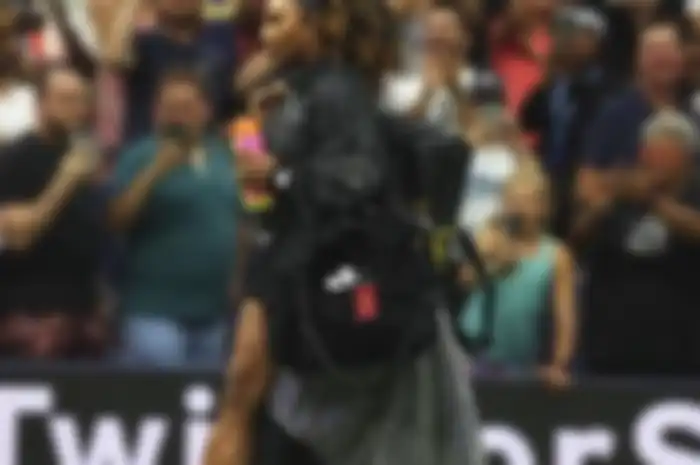 Jelang pensiun, Serena WIlliams pakai sepatu bertabur 400 berlian!