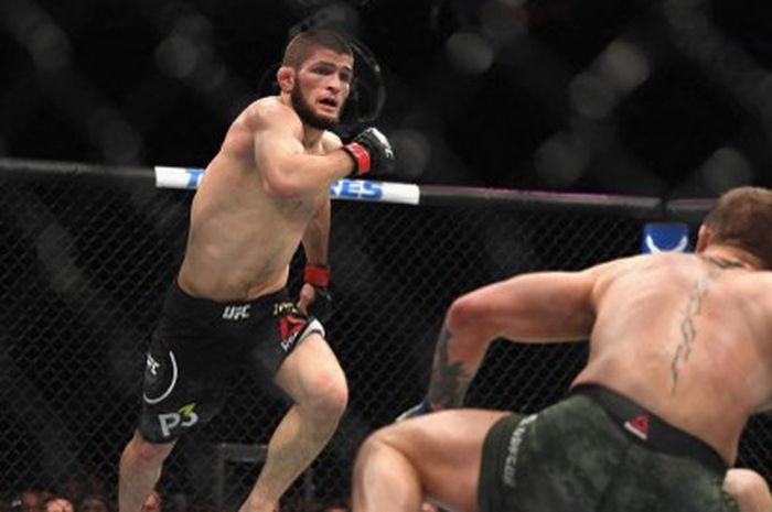 Petarung kelas ringan UFC, Khabib Nurmagomedov (kiri), saat melawan Conor McGregor untuk gelar kelas ringan pada UFC 229 di T-Mobile Arena, Nevada, Amerika Serikat, 6 Oktober 2018.