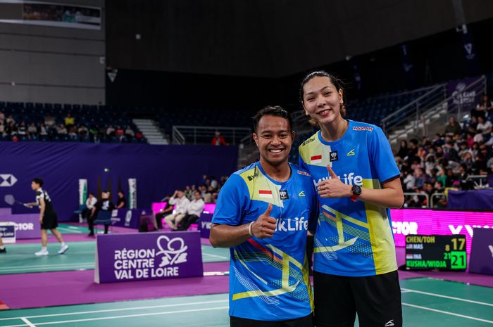 Ganda campuran Indonesia, Rehan  Kusharjanto dan Gloria Emanuelle Widjaja, berpose setelah menyingkirkan pasangan Malaysia pada babak kedua Orleans Masters 2025 di  Orleans, Prancis, Kamis (6/3/2025).