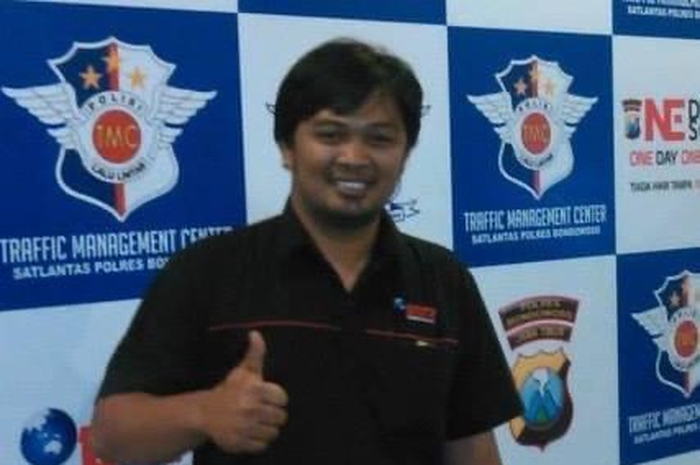 Arief Zainurrohman menunjukkan foto kebahagiaannya berhasil lulus dari yudusium teknik Universitas Jember.