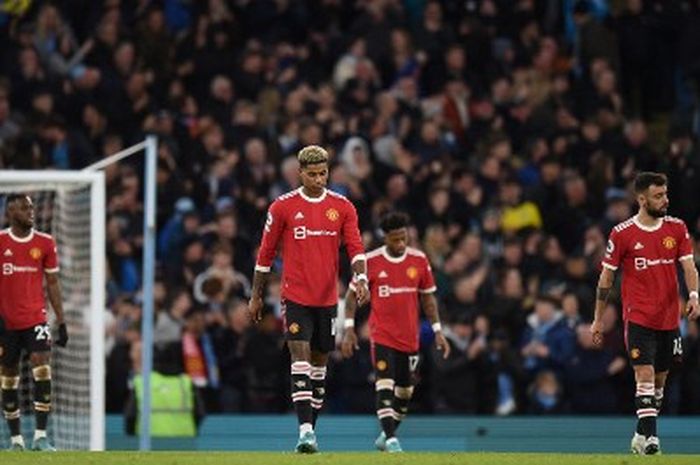 Ekspresi kecewa para pemain Manchester United saat kebobolan dari Manchester City dalam laga Liga Inggris di Stadion Etihad, Minggu (6/3/2022).