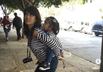 Dian Sastro Setia Nikahi Cucu Menteri Era Soekarno, Gaya Gendong Anaknya Jadi Sorotan