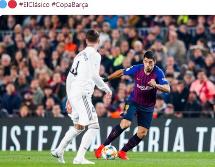 Penyerang Barcelona, Luis Suarez (kanan), berduel dengan bek Real Madrid, Sergio Ramos, dalam laga leg pertama semifinal Copa del Rey di Stadion Camp Nou, Rabu (6/2/2019).