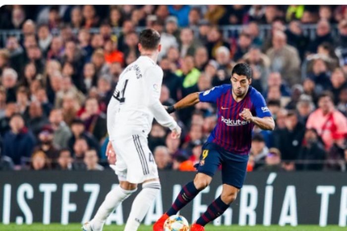 Penyerang Barcelona, Luis Suarez (kanan), berduel dengan bek Real Madrid, Sergio Ramos, dalam laga leg pertama semifinal Copa del Rey di Stadion Camp Nou, Rabu (6/2/2019).