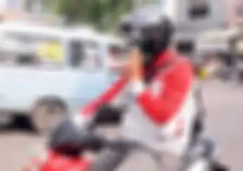 Pilih Sendiri Deh, Denda Rp 750 Ribu Atau Kurungan Tiga Bulan Buat Yang Masih Merokok Saat Berkendara