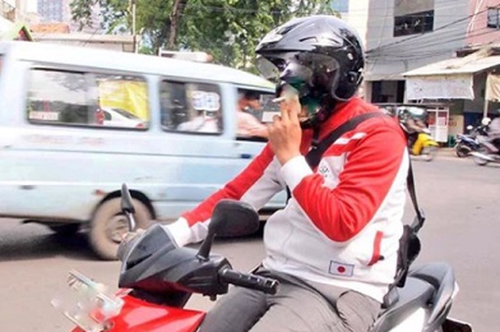 Himbauan kepolisian tentang merokok saat berkendara