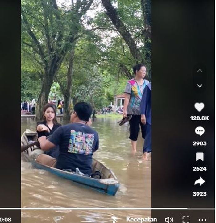 Viral, momen sejoli naik perahu saat banjir, akhirnya bikin salfok gegara ini