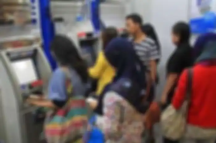 Ilustrasi cek saldo ATM. Jadi Nih Transferan Buat Modal Cucian Motor, Bantuan UMKM 2021