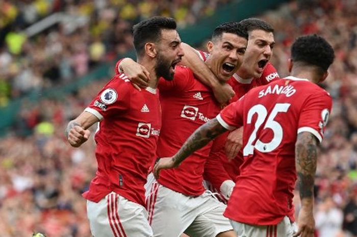 Para pemain Manchester United merayakan gol ke gawang Norwich City dalam laga Liga Inggris di Stadion Old Trafford, Sabtu (16/4/2022).