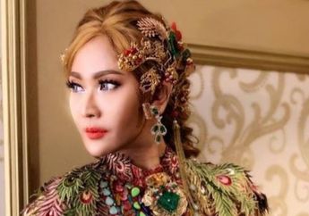 Inul Daratista Pamer Gaya Jungkir Balik di Rumah Mewahnya, Netizen Malah Salah Fokus dengan Wanita Bergaun Merah dan Sosok Wibawa di Belakang Sang Pedangdut