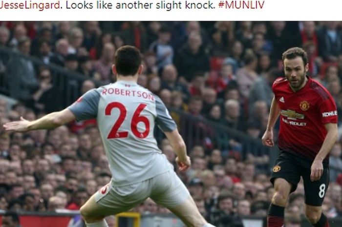 Gelandang Manchester United, Juan Mata (kanan), berduel dengan bek Liverpool, Andrew Robertson, dalam laga Liga Inggris di Stadion Old Trafford, Minggu (24/2/2019).