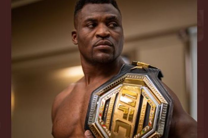 Juara kelas berat UFC, Francis Ngannou. Dia sedang melakukan sesi foto studio jelang bertarung pada UFC 270, Sabtu (22/1/2022).