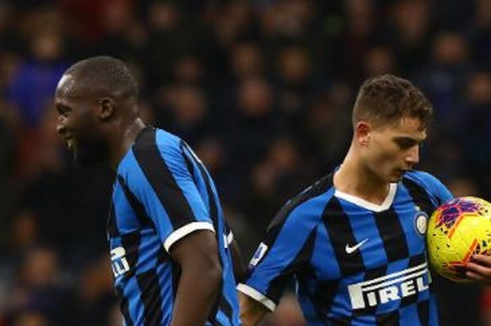 Romelu Lukaku menyerahkan tugas mengeksekusi penalti pada striker muda Inter Milan, Sebastiano Esposito, ketika melawan Genoa pada Minggu (22/12/2019) di Stadion Giuseppe Meazza, Milan.