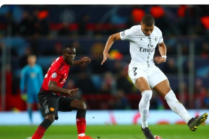 Penyerang Paris Saint-Germain, Kylian Mbappe (kanan), beraksi dalam laga leg pertama babak 16 besar Liga Champions melawan Manchester United di Stadion Old Trafford, Selasa (12/2/2019).