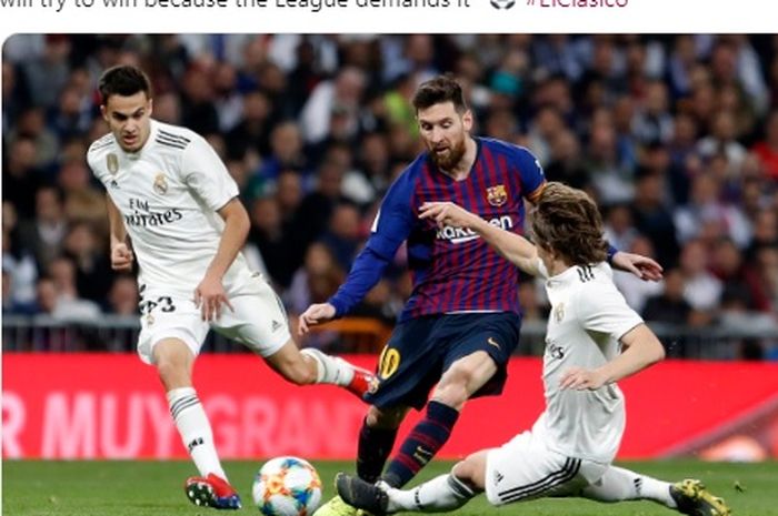 Megabintang Barcelona, Lionel Messi (tengah), berduel dengan geladang Real Madrid, Luka Modric (kanan).