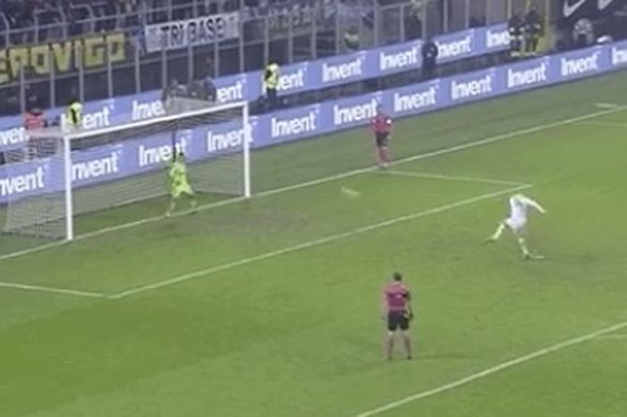 Gelandang Inter Milan, Radja Nainggolan, gagal mengeksekusi penalti dalam laga perempat final Coppa Italia melawan Lazio di Stadion Giuseppe Meazza, Kamis (31/1/2019) waktu setempat.