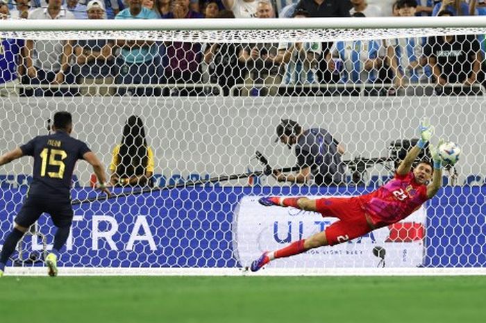 Kiper Timnas Argentin, Emiliano Martinez, memblok eksekusi Angel Mena dalam adu penalti di laga melawan Ekuador pada babak perempat final Copa America 2024, Kamis (5/7/2024) WIB di Houston.