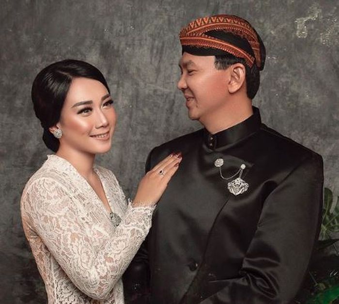 Penampilan Ahok dan Puput Nastiti Devi dalam foto pernikahan mereka.