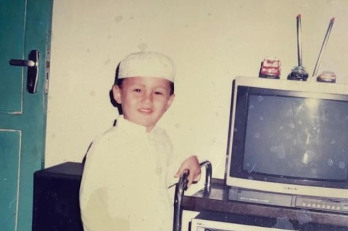 Artis pria ini geluti karier di dunia artis sebagai model, aktor, pelawak hingga pembawa acara, siapa gerangan?