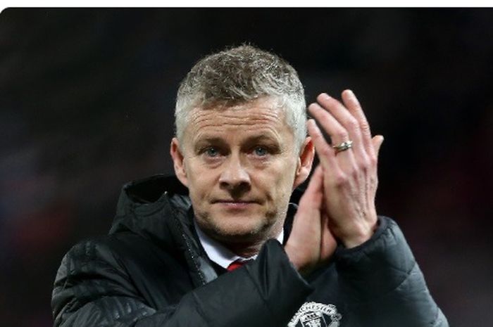 Ekspresi pelatih interim Manchester United, Ole Gunnar Solskjaer, seusai timnya dikalahkan Paris Saint-Germain dalam laga leg pertama babak 16 besar Liga Champions di Stadion Old Trafford, Selasa (12/2/2019).