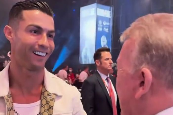 Cristiano Ronaldo menjawab pertanyaan seseorang tentang Arsenal ketika menghadiri pertandingan tinju dunia Tyson Fury versus Olexander Usyk di Kingdom Arena, Riyadh, Arab Saudi, Sabtu (18/5/2024) malam.