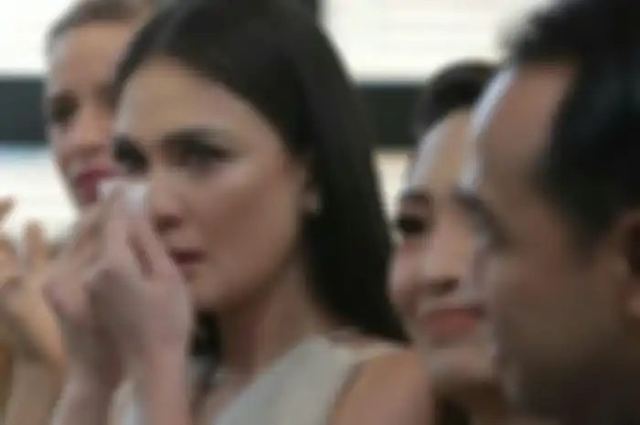Luna Maya menangis