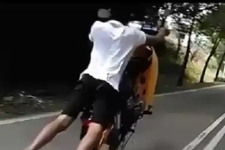 Video Bikers Beraksi Wheelie Gaya Superman Dengan Kecepatan Tinggi, Skillnya jago!