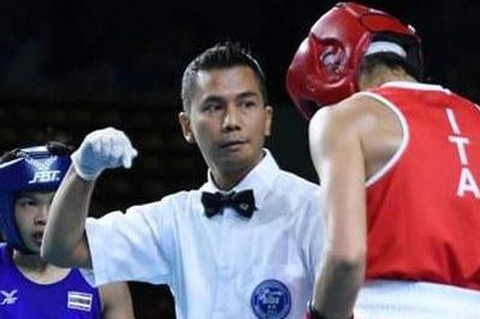 Wasit tinju asal Indonesia, Boy Pohan (tengah).