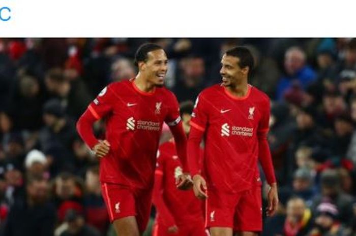 Dua bek tengah Liverpool, Virgil van Dijk dan Joel Matip, melakukan selebrasi dalam laga Liga Inggris kontra Leeds United di Stadion Anfield, Rabu (23/2/2022).