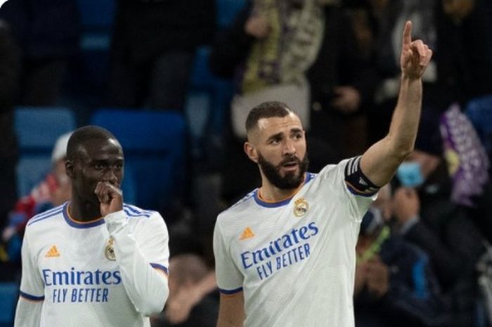 Striker Real Madrid, Karim Benzema, membawa Los Blancos unggul atas Athletic Bilbao pada babak pertama.