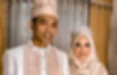 Selisih Umur 25 Tahun Tak Menghalangi Api Asmaranya, Begini Perlakuan Manis Fatimah pada Ustaz Abdul Somad di Belakang Pelaminan, Bikin Baper!