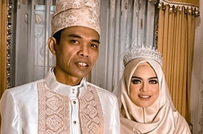 Fatimah Az Zahra dan Ustaz Abdul Somad saat acara resepsi pernikahan