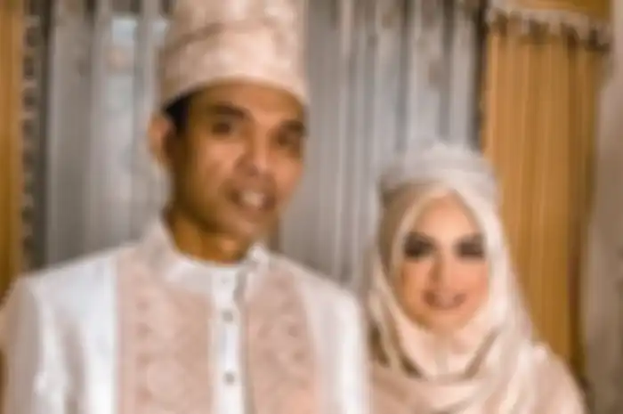 Fatimah Az Zahra dan Ustaz Abdul Somad saat acara resepsi pernikahan
