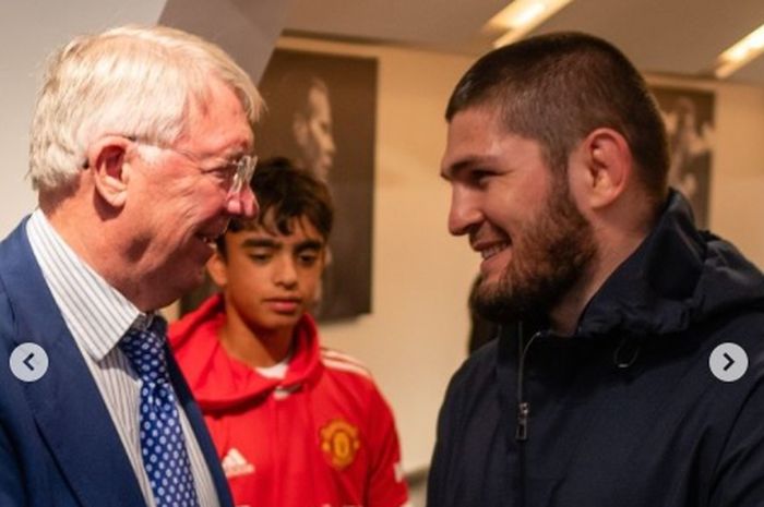 Khabib Nurmagomedov (kanan) bertemu dengan Sir Alex Ferguson (kiri) di Old Trafford menyaksikan laga Manchester United vs Everton pada Sabtu (2/9/2021) 