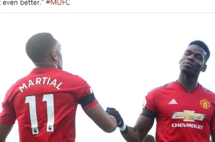 Pemain Manchester United, Anthony Martial dan Paul Pogba, melakukan selebrasi.