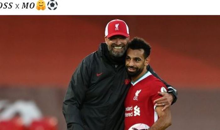 Pelatih Liverpool, Juergen Klopp, memeluk Mohamed Salah seusai laga Liga Inggris kontra Leeds United di Stadion Anfield, Sabtu (12/9/2020).