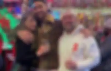 Taylor Swift Terlihat Pakai Gelang Inisial Nama Travis Kelce