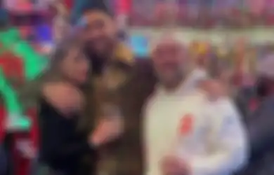 Taylor Swift Terlihat Pakai Gelang Inisial Nama Travis Kelce
