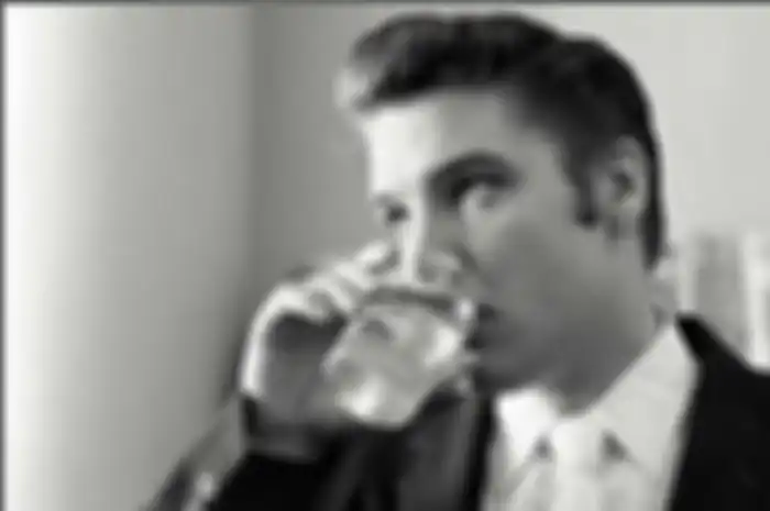 10 Barang Aneh Yang Pernah Dijual Secara Online, Ada Air Minum Bekas Elvis Presley!