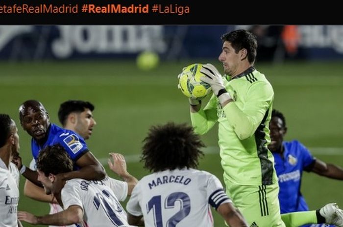 Kiper Real Madrid, Thibaut Courtois, menyelamatkan gawangnya dari ancaman serangan pemain Getafe.