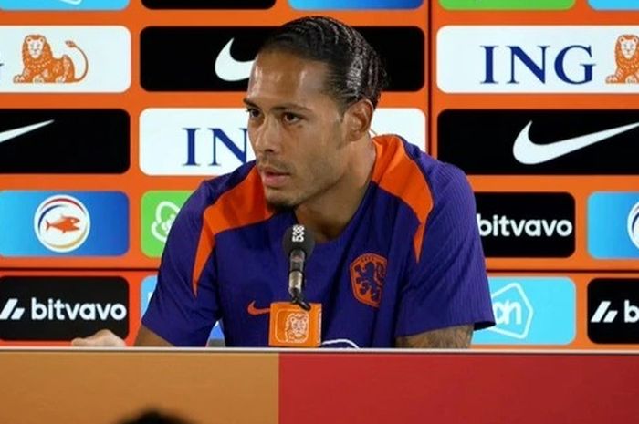 Virgil van Dijk terpaksa menjawab kemarahan media dan fans Timnas Belanda dalam konferensi pers menjelang laga versus Rumania di babak 16 besar Euro 2024 karena Ronald Koeman tak berani dan memilih bersembunyi.