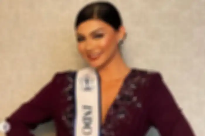 Outfit Jihane Almira Chedid saat deep interview Miss Supranational 2021