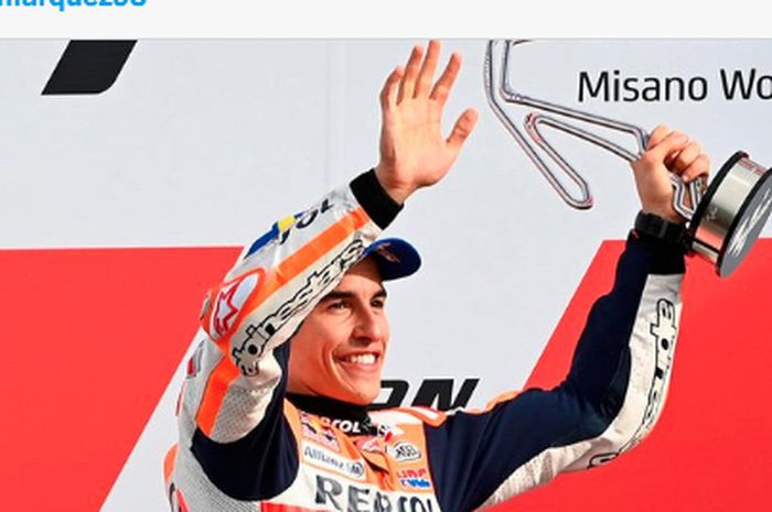 Pembalap Repsol Honda, Marc Marquez, di podium pertama usai balapan MotoGP Emilia Romagna 2021 di Sirkuit Misano, Italia, MInggu (24/10/2021).