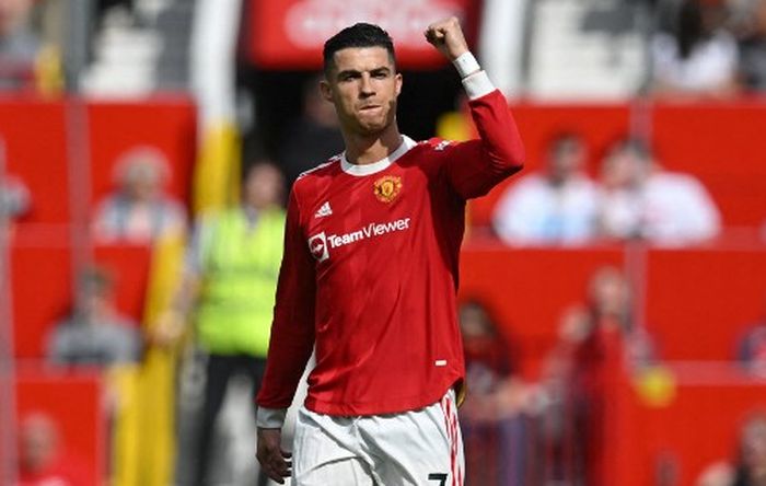 Striker Manchester United, Cristiano Ronaldo, merayakan gol ke gawang Norwich City dalam laga Liga Inggris di Stadion Old Trafford, 16 April 2022.