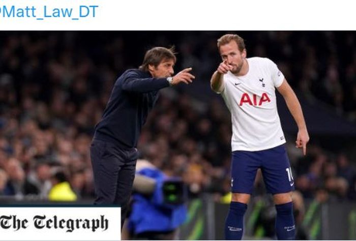 Pelatih Tottenham Hotspur, Antonio Conte, berbicara dengan Harry Kane.