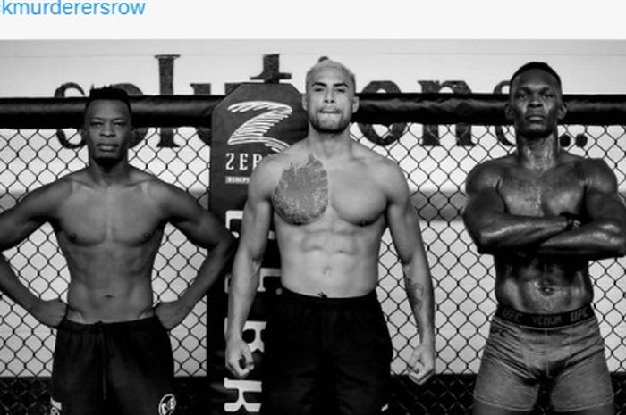 Raja kelas menengah UFC, Israel Adesanya (paling kanan) beserta rekan setimnya, Carlos Ulberg, dan Mike Mathetha (paling kiri).