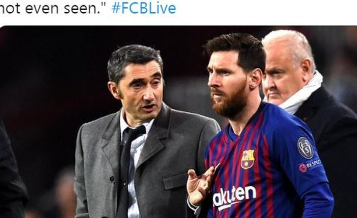 Pelatih Barcelona, Ernesto Valverde, berbicara kepada Lionel Messi.