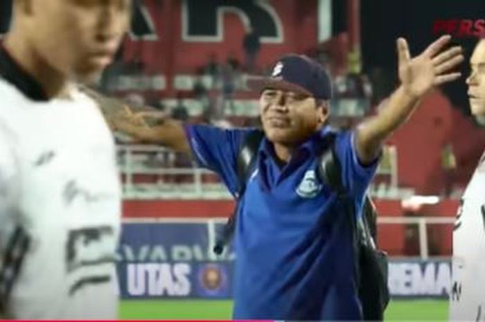 Viral video yang menampilkan pemain Persija Jakarta, Hanif Sjahbandi dipeluk oleh salah satu fans Arema FC, pada Sabtu (26/10/2024).