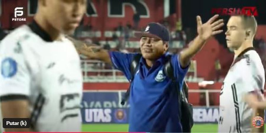 Viral Video Hanif Sjahbandi Dipeluk Fans Arema FC di Lapangan Sebelum Kick-off Kontra Persija, Di Mana Steward?