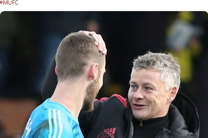 Pelatih interim Manchester United, Ole Gunnar Solskjaer (kanan), berbicara dengan kiper David de Gea.